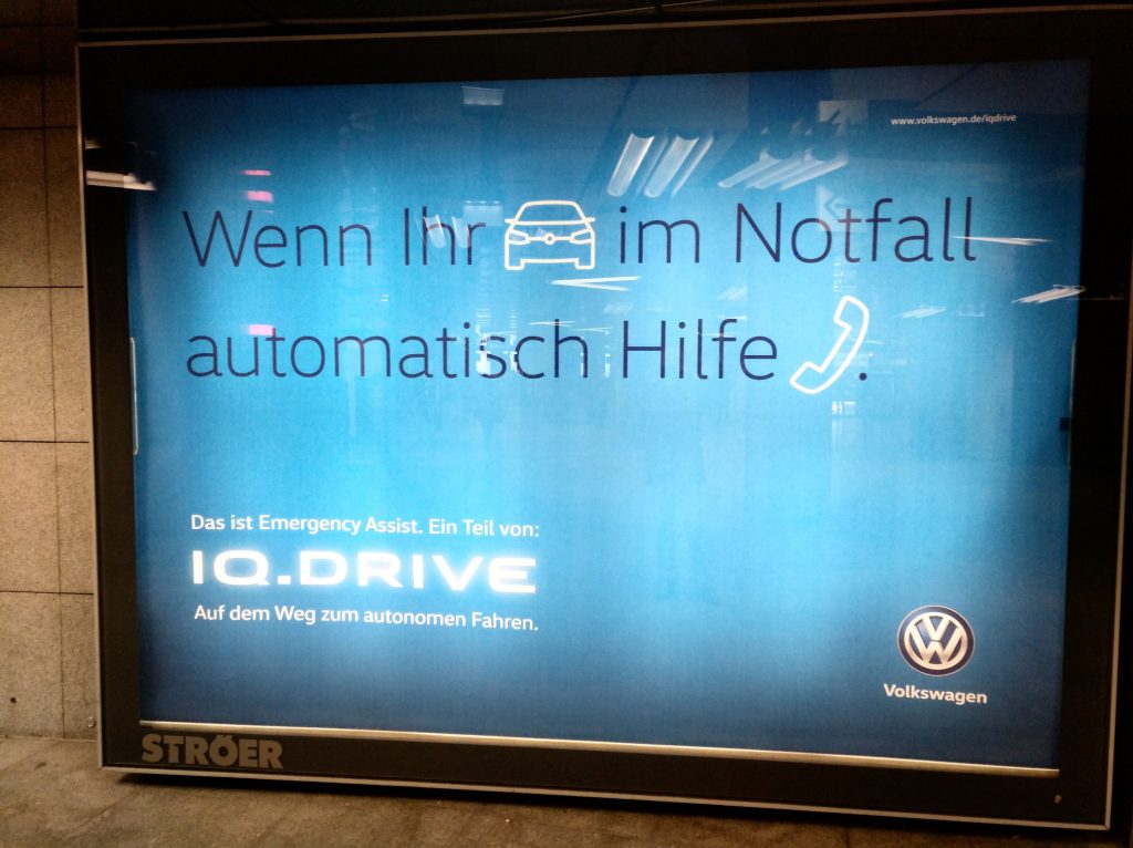 VW-Werbung in München - Münchner Freiheit Zugang zur U-Bahn