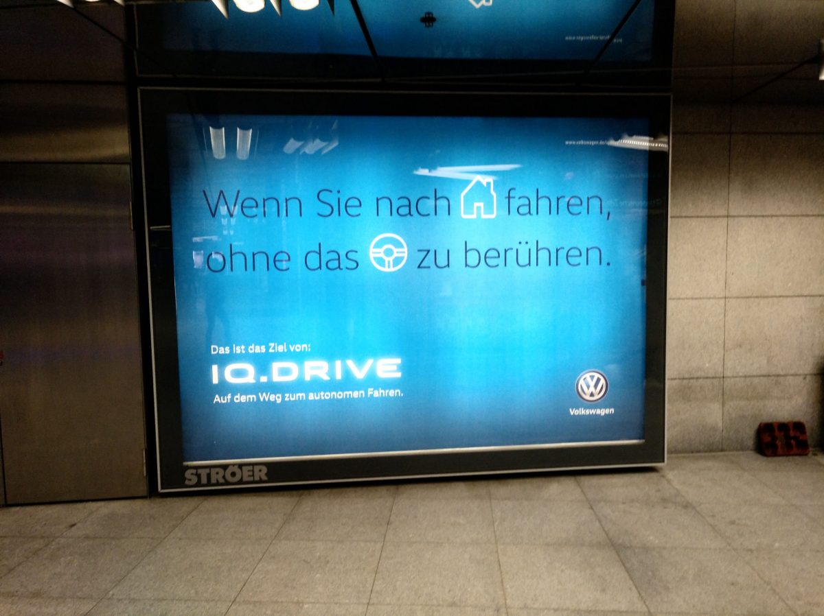 VW-Werbung in München - Münchner Freiheit Zugang zur U-Bahn
